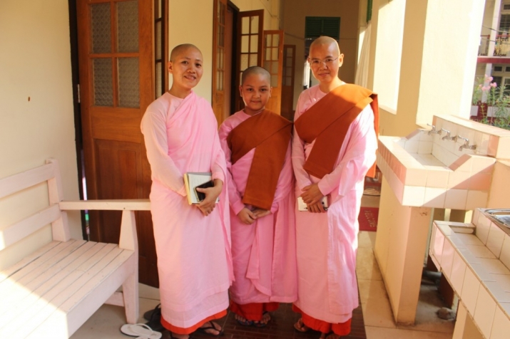 Nữ Phật tử xuất gia gieo duyên 