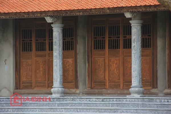 Tất cả các cửa dẫn vào trong nhà đều làm bằng gỗ.