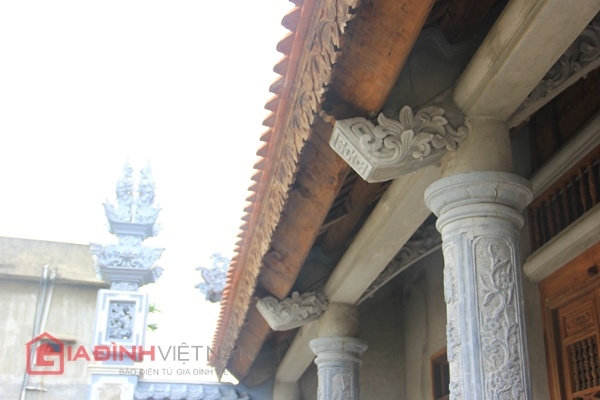 Mái ngói mũi hài thường dùng trong kiến trúc đền thờ.