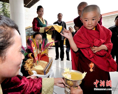  Phật sống thứ 6 được tấn phong tại Tây Tạng.
