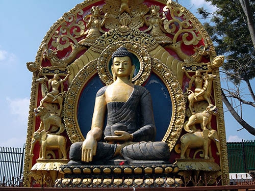 Tay Phật Thích Ca ở ấn xúc địa - tay trái hướng lên, đặt ngang bụng, tay mặt chỉ xuống, lưng tay mặt xoay tới trước. Trên tay trái của Phật là một chiếc bát.