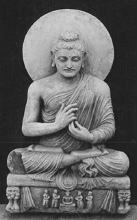 Phật Thích Ca thủ ấn kim hiệp chưởng, với đầu ngón tay của hai bàn tay chắp vào nhau, biểu hiện cho tín tâm bất động, vững chắc như kim cương.