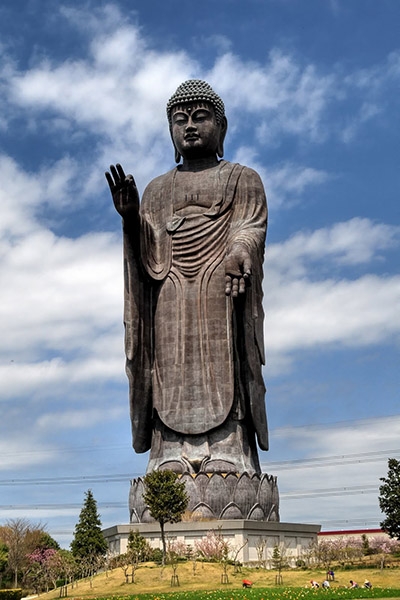 Đây là tượng Ushiku Daibatsu ở Nhật Bản. Bức tượng mô tả Phật A Di Đà đang làm ấn giáo hóa cứu giúp chúng sinh.