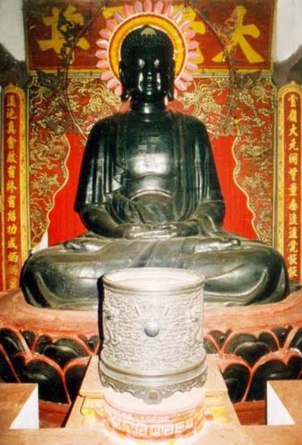 Phật A Di Đà trong tư thế ngồi kiết già trên tòa sen, tay bắt ấn thiền.