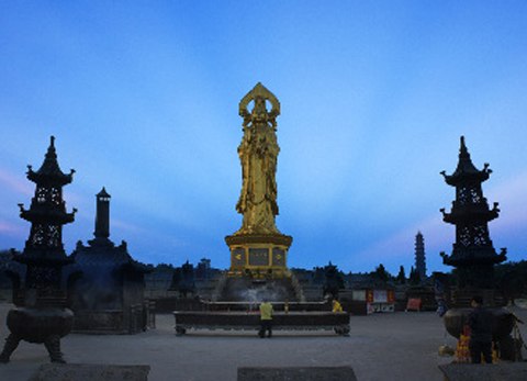 Tượng Phật Quan Âm bằng đồng mạ vàng ở Quảng Châu, tỉnh Quảng Đông,