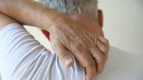 Gãi ngứa sẽ tạm thời tạo ra cơn đau làm con người dễ chịu hơn. Ảnh: shutterstock.com.