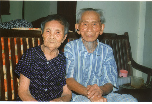 Cặp vợ chồng cao tuổi nhất châu Á:  cụ Cao Viễn (106 tuổi) và cụ Vũ Thị Hai  (100 tuổi)                   Nguồn: VIETKINGS