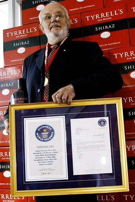 Năm 2011, cụ James được tổ chức Kỷ lục Guiness trao danh hiệu người hiến máu nhiều nhất với 1.000 lần hiến máu. Ảnh: Reuters