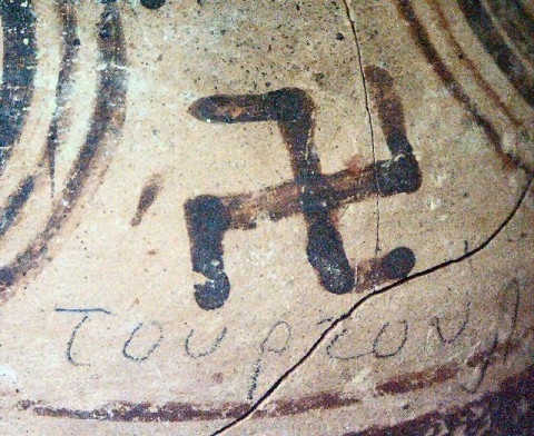 Chữ Vạn trên một mảnh gốm Minoan từ Crete