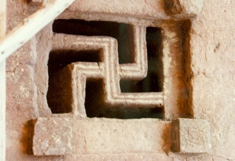 Biểu tượng Swastika trong cửa sổ của nhà thờ đá Lalibela.