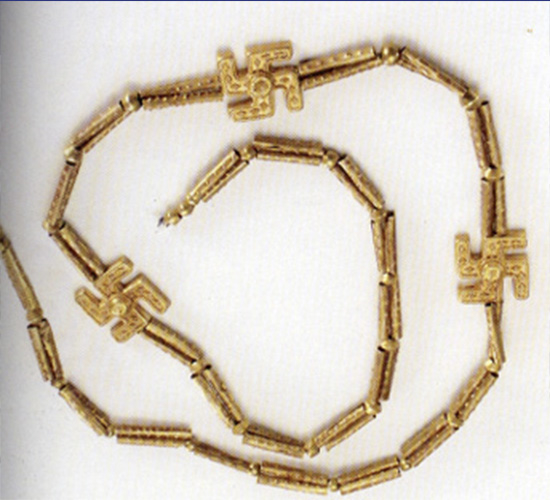 Một chiếc vòng cổ có trang trí hình chữ Vạn với niên đại 3.200 năm được khai quật từ Marlik, tỉnh Gilan, miền bắc Iran.