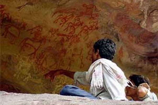 10. Hang đá Bhimbetka, Ấn Độ: Nằm ở bang Madhya Pradesh, Bhimbetka là một trong những hang đá khảo cổ chứa đựng dấu vết về nguồn gốc và cuộc sống loài người sớm nhất ở Ấn Độ. Hang động này được trang trí bằng những bức tranh miêu tả cuộc sống và thời gian của những người sống trong hang như cảnh săn bắt, các biểu tượng tôn giáo, thần linh... Màu chủ đạo của các bức tranh là đỏ, trắng kết hợp cùng màu xanh lá cây và vàng.