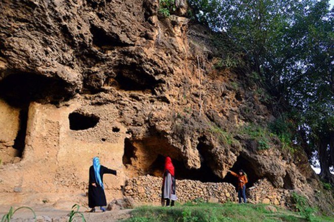 2. Hang Shah Allah Ditta, Pakistan: Tại chân đồi Margalla phía tây nam Islamabad, hang động chứa đựng các di tích Phật giáo này thuộc ngôi làng cổ đại Shah Allah Ditta. Nằm bên cạnh đền thờ và lăng mộ của Shah Allah Ditta, những hang động này có niên đại từ thế kỷ thứ 8 và một bức tranh của Đức Phật trên tường, khoảng 2.400 năm tuổi. Đây là một hang động cổ đại không chỉ có giá trị lịch sử mà còn là một di sản hiếm có của thành phố Islamabad đang ngày càng hiện đại hóa.