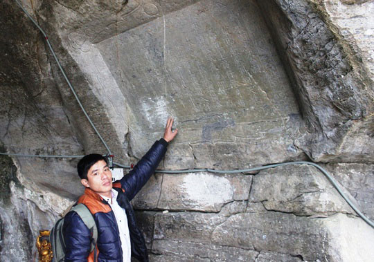 Theo Cổng thông tin du lịch Quảng Ninh, khi mang quân đi tuần qua núi Bài Thơ vào năm 1729, chúa Trịnh Cương cho khắc một bài thơ ở ngọn núi này. Ảnh: Lao Động.