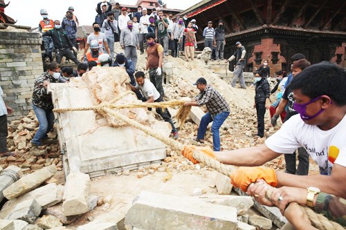 Nỗ lực tìm kiếm tại quảng trường Kathmandu Durbar - Ảnh: AFP