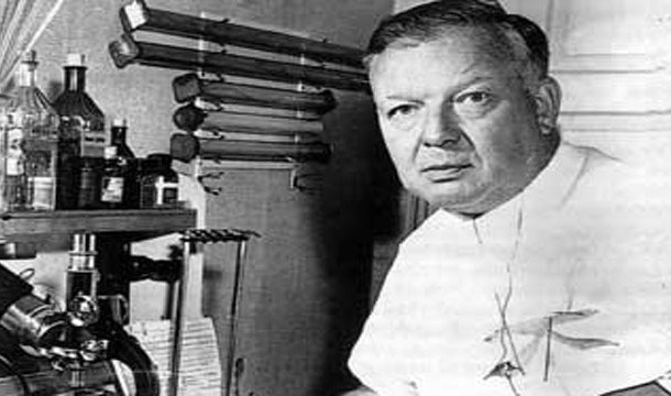 Năm 1929, bác sĩ phẫu thuật người Đức Werner Forssmann tự kiểm tra bên trong trái tim của ông bằng cách luồn một ống thông vào tĩnh mạch cánh tay. Đó là trường hợp thông tim đầu tiên, một thủ thuật phổ biến ở thời hiện đại.