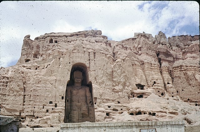 Những bức ảnh chụp hai bức tượng được lưu giữ trước khi bị Taliban hủy hoại, khuôn mặt của hai pho tượng đều phảng phất nụ cười trầm mặc.