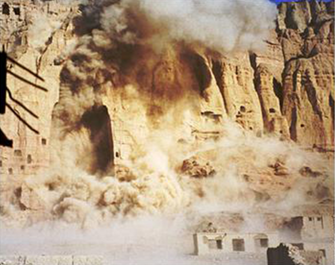 Những chiến binh Taliban đã cài nhiều khối thuốc nổ ở dưới đế chân và các lỗ trên thân bức tượng nhằm làm sập bức tượng từ dưới đáy và đẩy bật bức tượng ra khỏi vách đá.
