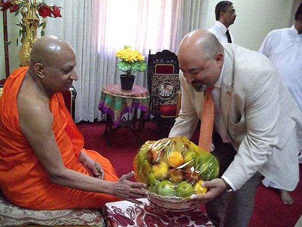 Đại sứ Hoa Kỳ chiêm bái xá lợi Răng Phật tại chùa Sri Dalada Maligawa