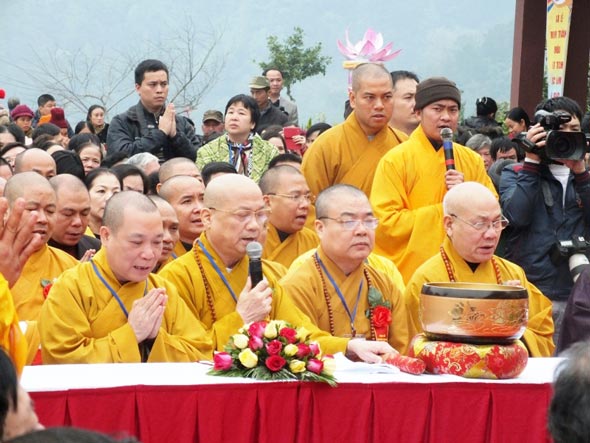 Khóa lễ tụng kinh niệm Phật cầu cho Quốc thái Dân an tại buổi lễ khánh thành Chùa Phật tích Trúc Lâm Bản Giốc. Ảnh: Quốc Khánh