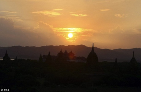Khách du lịch bị cấm trèo lên di tích cổ ở Myanmar