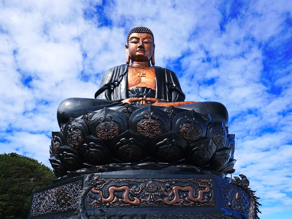 Đại tượng Phật A Di Đà cao 21,5m, tọa lạc tại độ cao 3.100m, được đúc từ hàng chục tấn đồng dày 5mm với thể tích gần 1.000m3