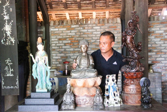 Anh Huỳnh Hữu Lộc (42 tuổi, ở xã Vĩnh Ngọc, TP.Nha Trang) bên những pho tượng cổ tại gia.