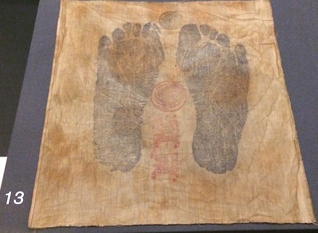 Dấu chân của một tu sĩ Thái Lan được in trên vải amleic.