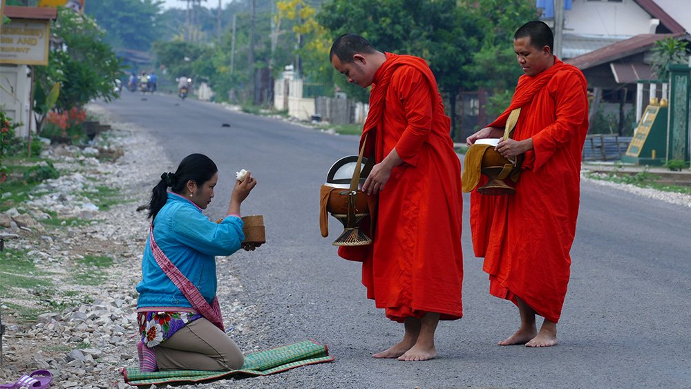 Khất thực,Phật giáo,Lào