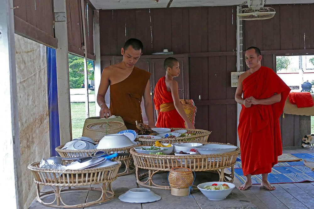 Khất thực,Phật giáo,Lào