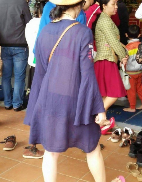 Thay vì những trang phục kín đáo, trang trọng thì cô gái này lại diện chiếc váy mỏng, xuyên thấu, rất không phù hợp khi đi lễ chùa.