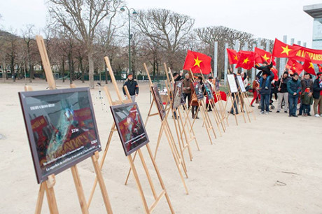 Người Việt tại Pháp xuống đường phản đối Trung Quốc