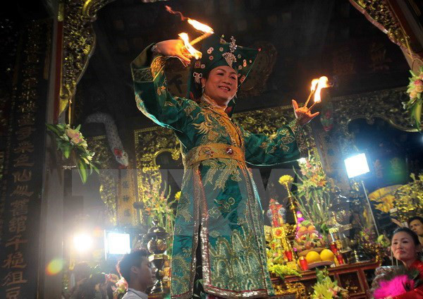 Một buổi thực hành tín ngưỡng thờ Mẫu của người Việt. (Ảnh minh họa: TTXVN)