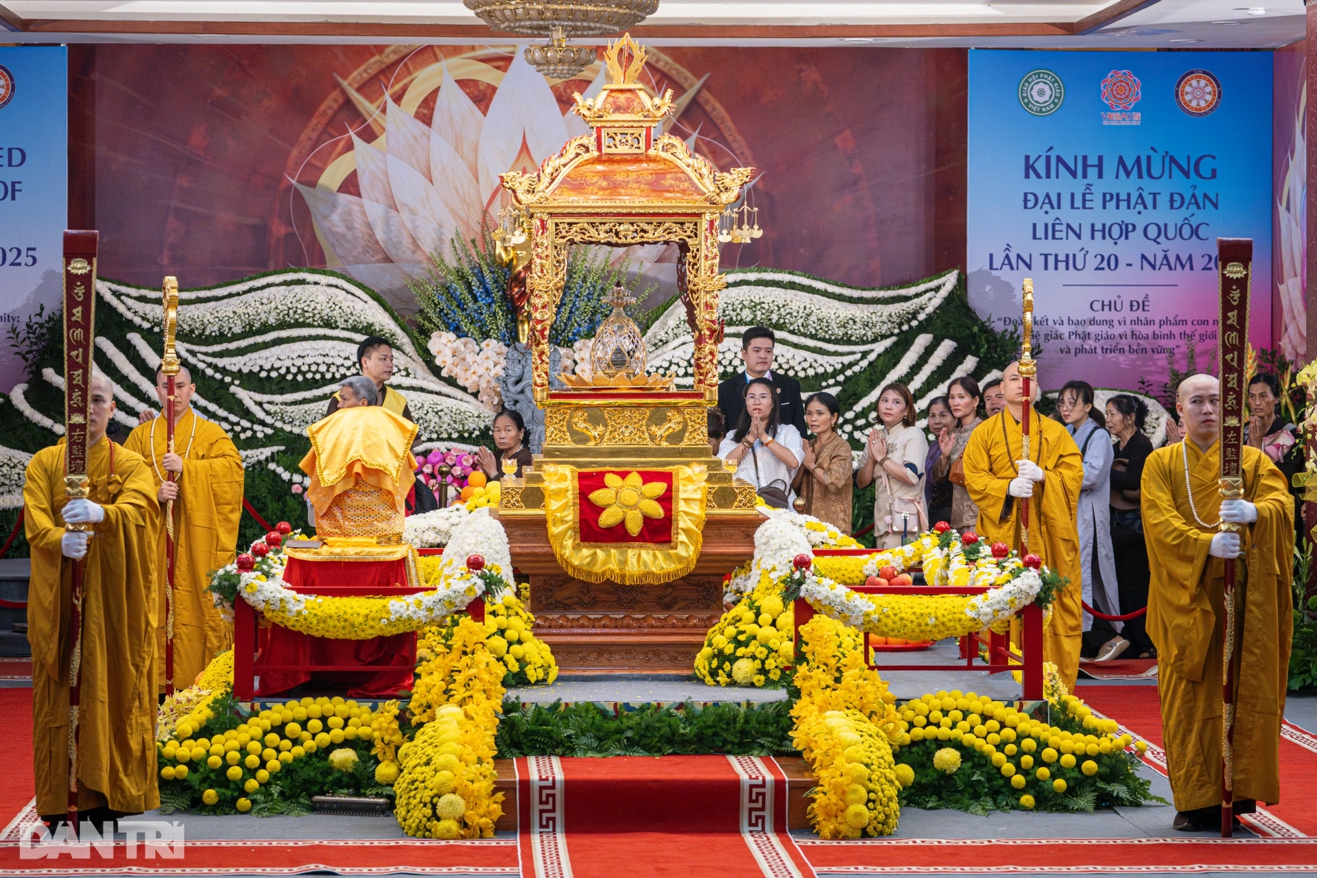 Cung thỉnh, cung tiễn, chiêm bái xá lợi Phật..., hiển bày những Chơn Thiện Pháp Vi Diệu