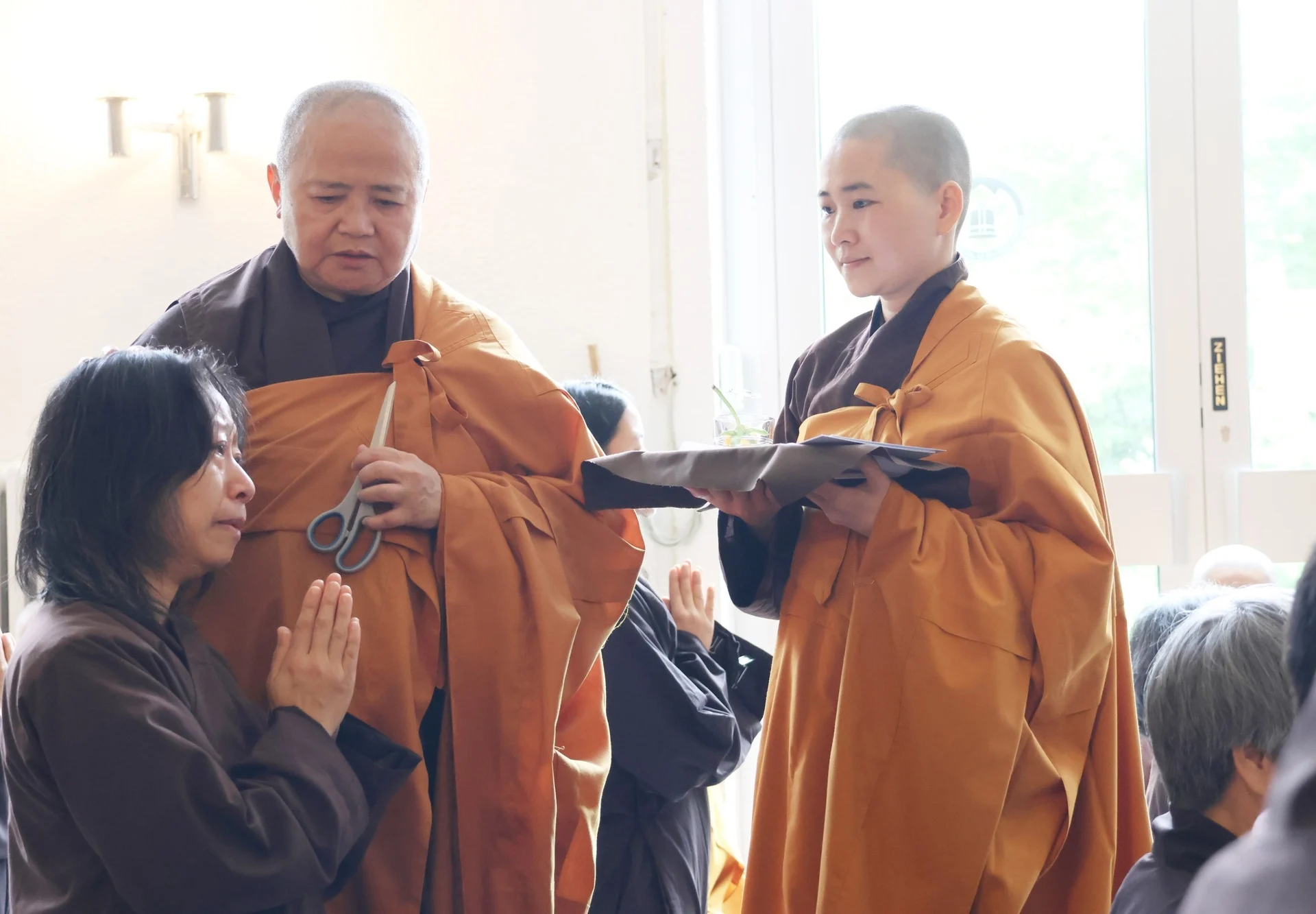 50 người đến từ 12 quốc gia xuất gia gieo duyên theo Làng Mai-8