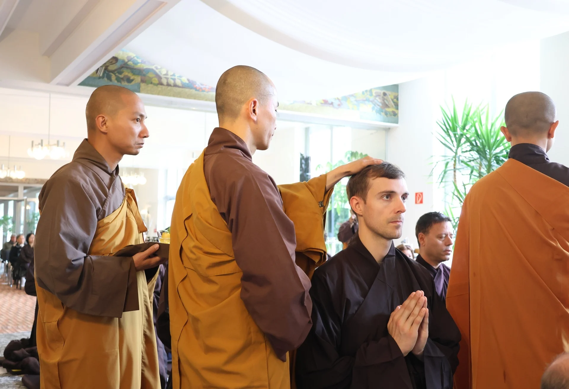 50 người đến từ 12 quốc gia xuất gia gieo duyên theo Làng Mai-9