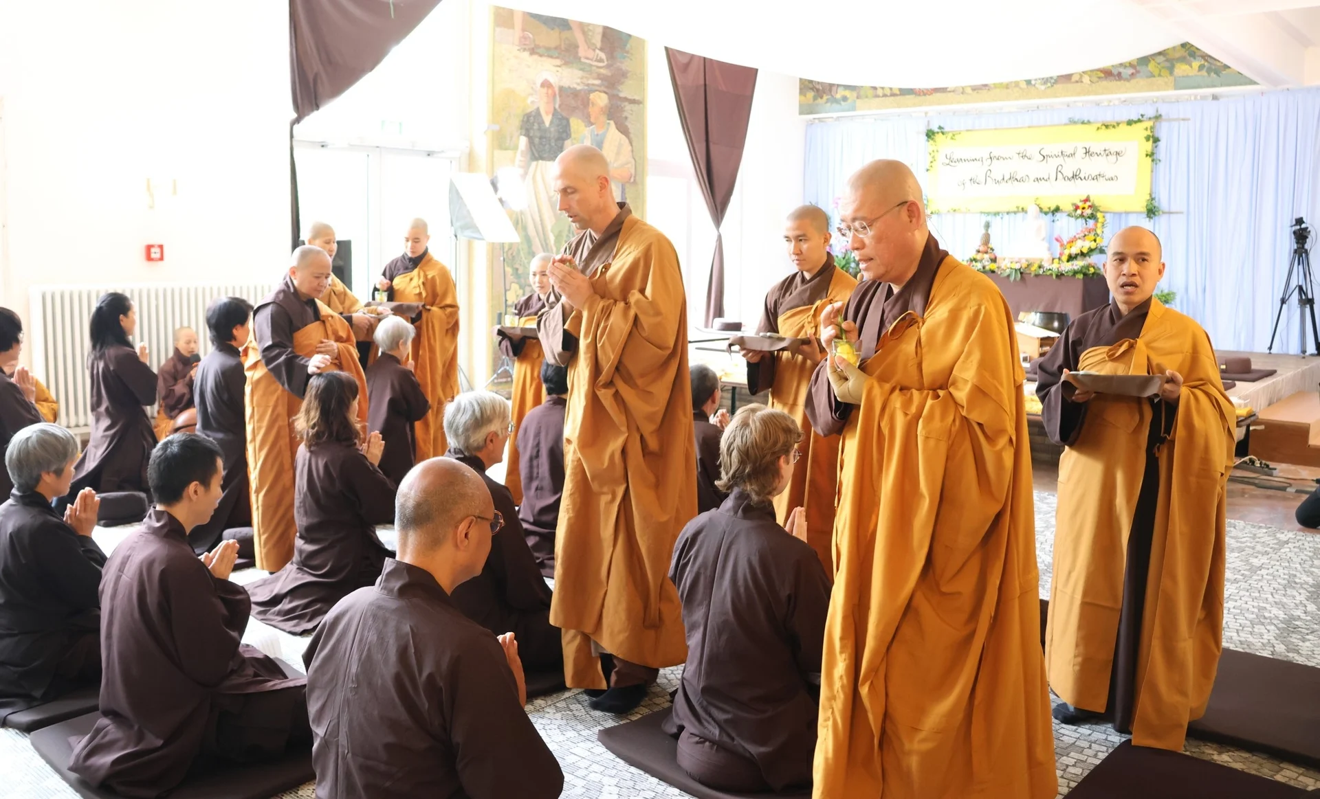 50 người đến từ 12 quốc gia xuất gia gieo duyên theo Làng Mai-10