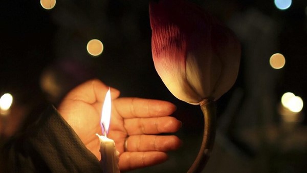 Niệm A Di Đà Phật "siêu độ" Hương linh