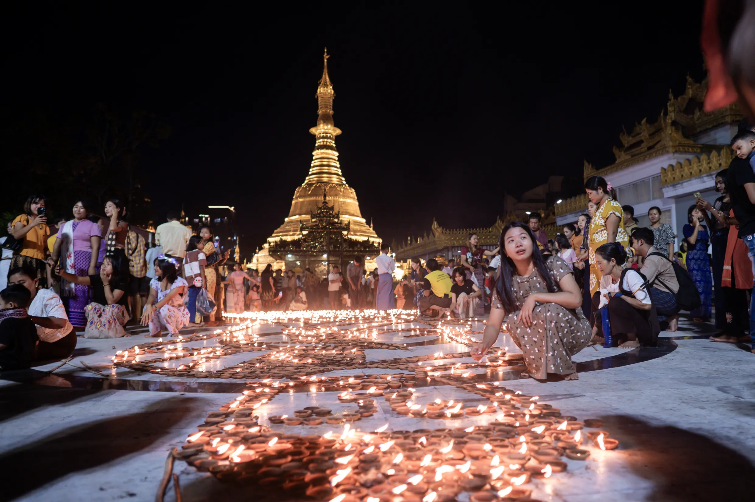 Bi kịch thả bom từ dù lượn trong lễ hội Phật giáo tại Myanmar