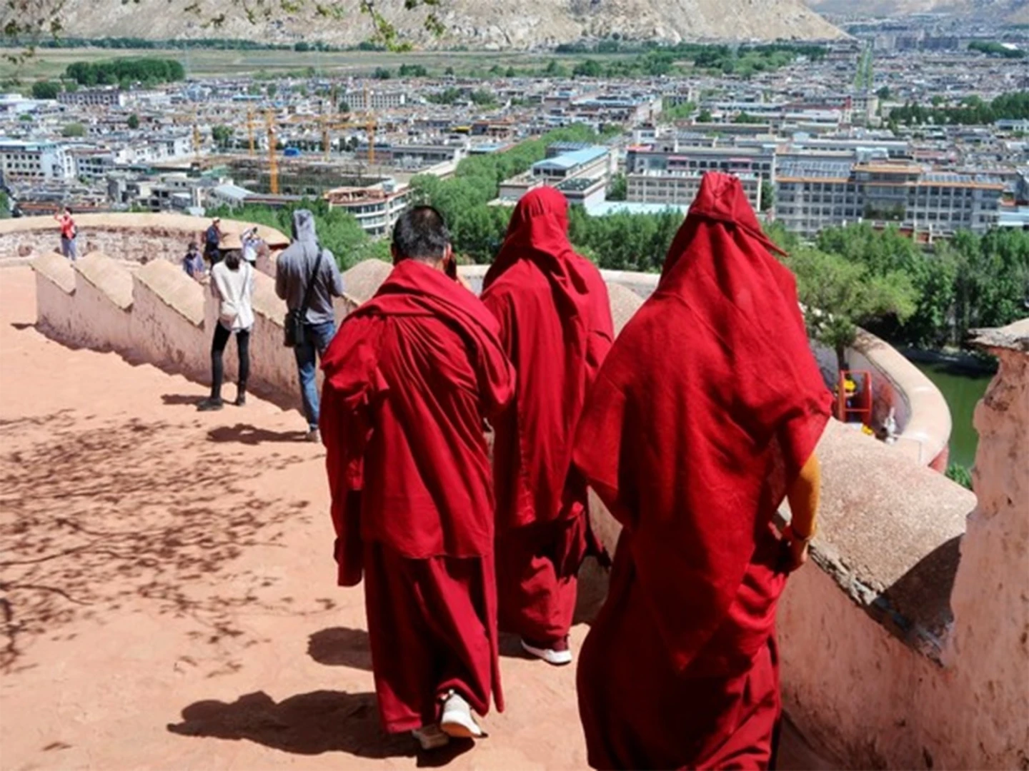 Trung Quốc ép hàng ngàn người Tây Tạng tham dự nghi lễ “Panchen Lama do nhà nước chỉ định” trong bối cảnh an ninh thắt chặt