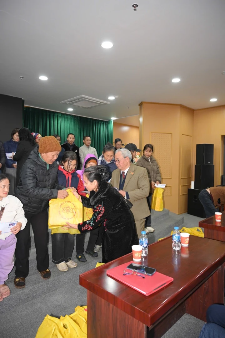 HƠI ẤM TỪ TÂM: KHI YÊU THƯƠNG XUA TAN GIÁ LẠNH-8