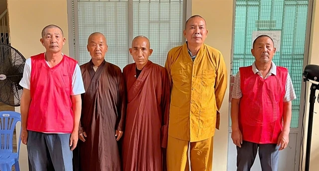 TP.HCM: Phát hiện 5 người Trung Quốc giả danh sư để xin tiền của du khách