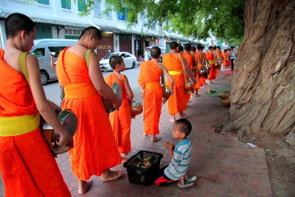 7 cách bố thí để trở thành người siêu hạnh phúc và giàu có