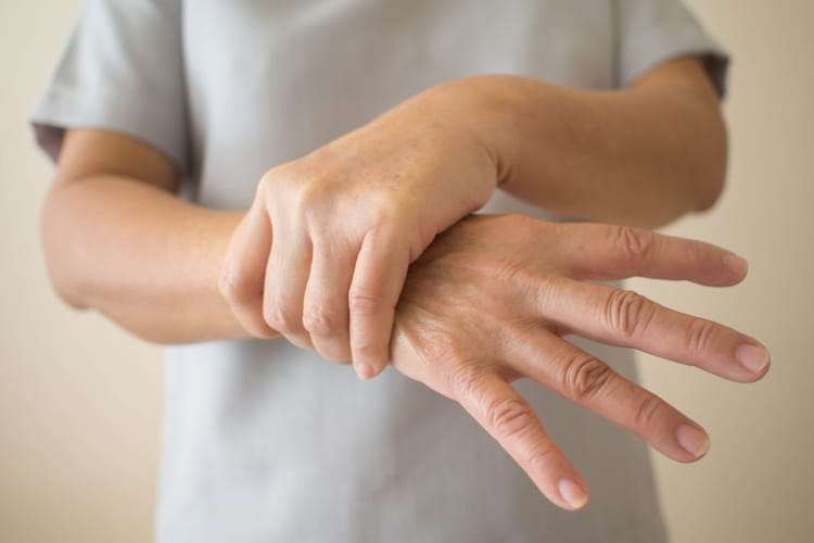 Chứng run chân tay có thể là dấu hiệu bệnh gì?