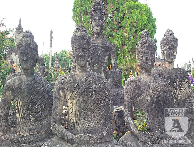 Hàng trăm bức tượng Phật bên cạnh dòng Mekong