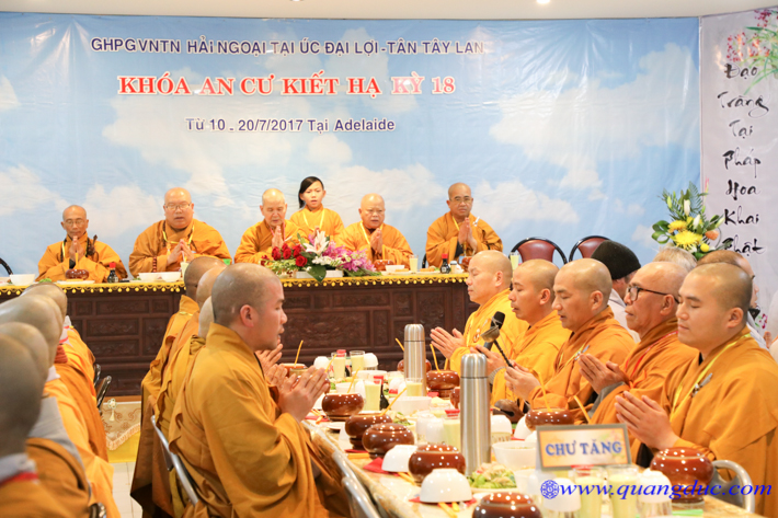Lễ lạy trong cúng dường Trai tăng