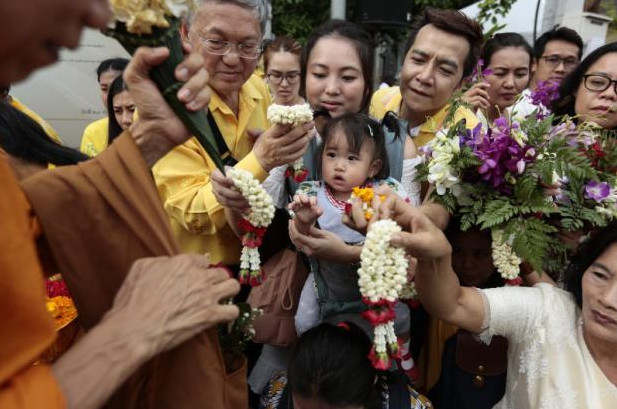 Thái Lan: Kỷ Niệm Sinh Nhật Nhà Vua Và Bắt Đầu An Cư Kiết Hạ