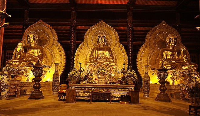 Quần thể chùa Bái Đính gồm một khu chùa cổ và một khu chùa mới được xây dựng từ năm 2003. Kiến trúc chùa mới hoành tráng, đồ sộ nhưng mang đậm bản sắc truyền thống phù hợp với tâm lý hiếu kỳ, tò mò của người Việt Nam thời nay. Trong ảnh là có tượng Phật Thích Ca bằng đồng dát vàng lớn nhất . Ảnh