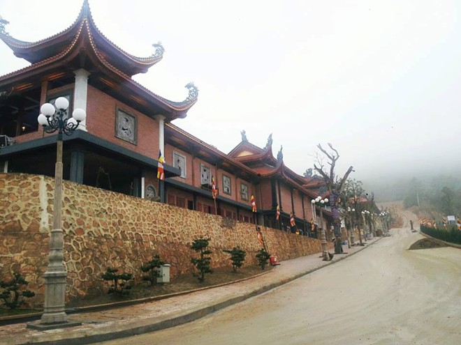 Để phát huy giá trị của địa linh Phật giáo này, chùa Ba Vàng đã được liên tiếp đầu tư tôn tạo. Vào năm 1988 Chùa được trùng tu lại bằng gỗ và đến năm 1993 thì được xây dựng lại bằng xi măng với diện tích 55m2. Chùa có bố cục chữ Đinh, gồm ba gian tiền đường và một gian thượng điện, ngoài ra còn có Nhà thờ Mẫu, Miếu Sơn Thần, đặc biệt là giếng nước cổ có từ lâu đời.