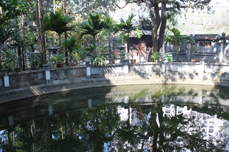 Trong khuôn viên chùa Hà